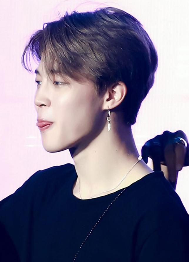 Khuyên tai Jimin BTS sexy chiếc lá