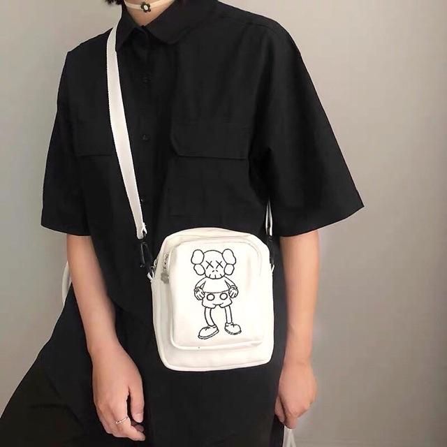 Túi mini đeo chéo Kaws