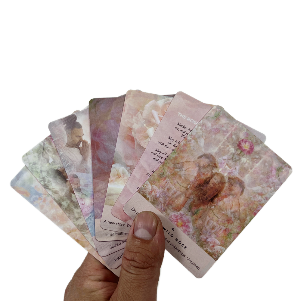 Bộ Bài The Rose Oracle Hộp Thiếc 44 Lá 98x68 Mm Tặng Đá Thanh Tẩy