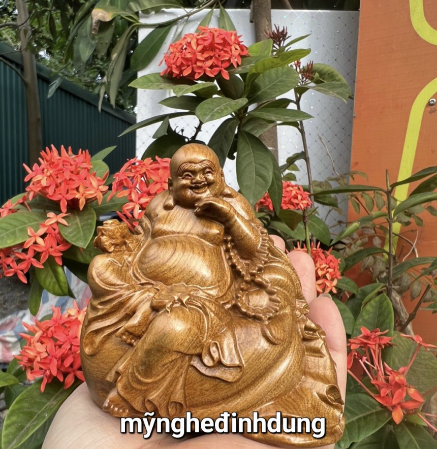 Tượng phật di lặc mini để ôtô gỗ bách xanh thơm nức kt 9×8×6cm
