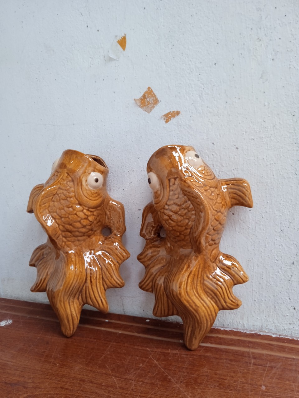 Bình hoa gốm cá men nâu đỏ treo tường