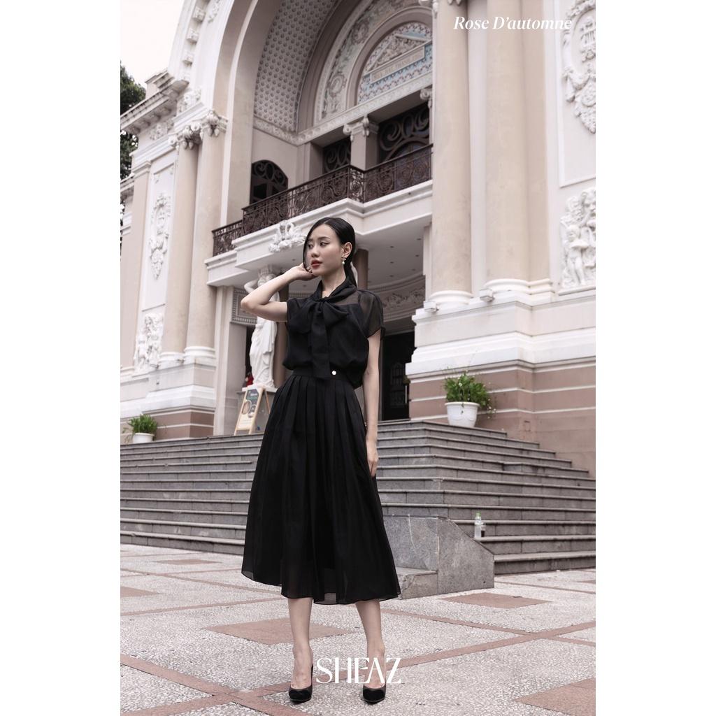 SHEAZ Chân váy dài xếp ly tơ đen cao cấp, đai cạp, logo hoa hồng vàng, phong cách công sở Hàn Quốc
