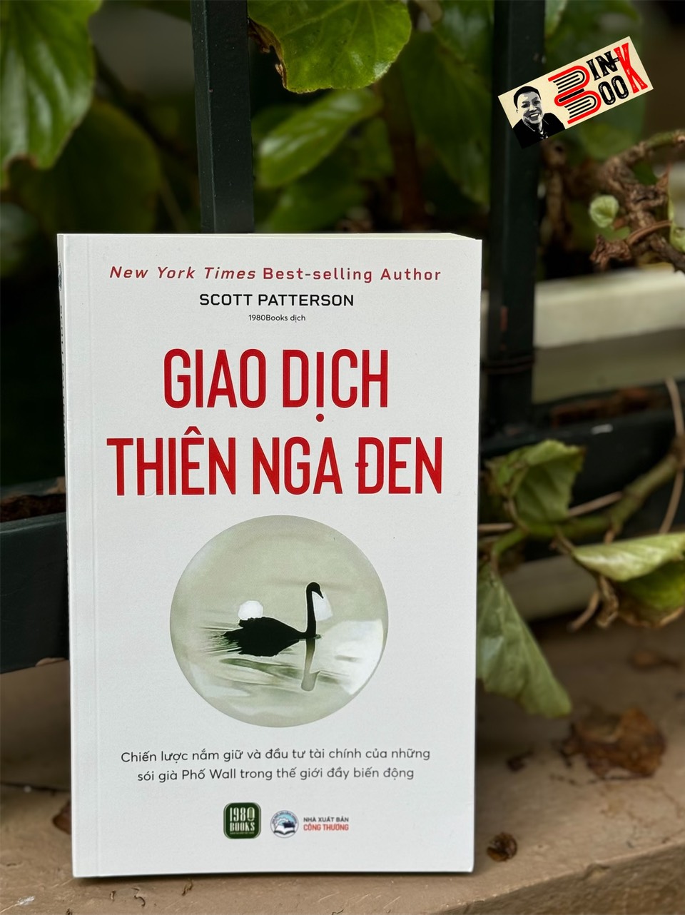 GIAO DỊCH THIÊN NGA ĐEN: Chiến Lược Nắm Giữ Và Đầu Tư Tài Chính Của Những Sói Già Phố Wall Trong Thế Giới Đầy Biến Động - Scott Patterson - 1980 Books