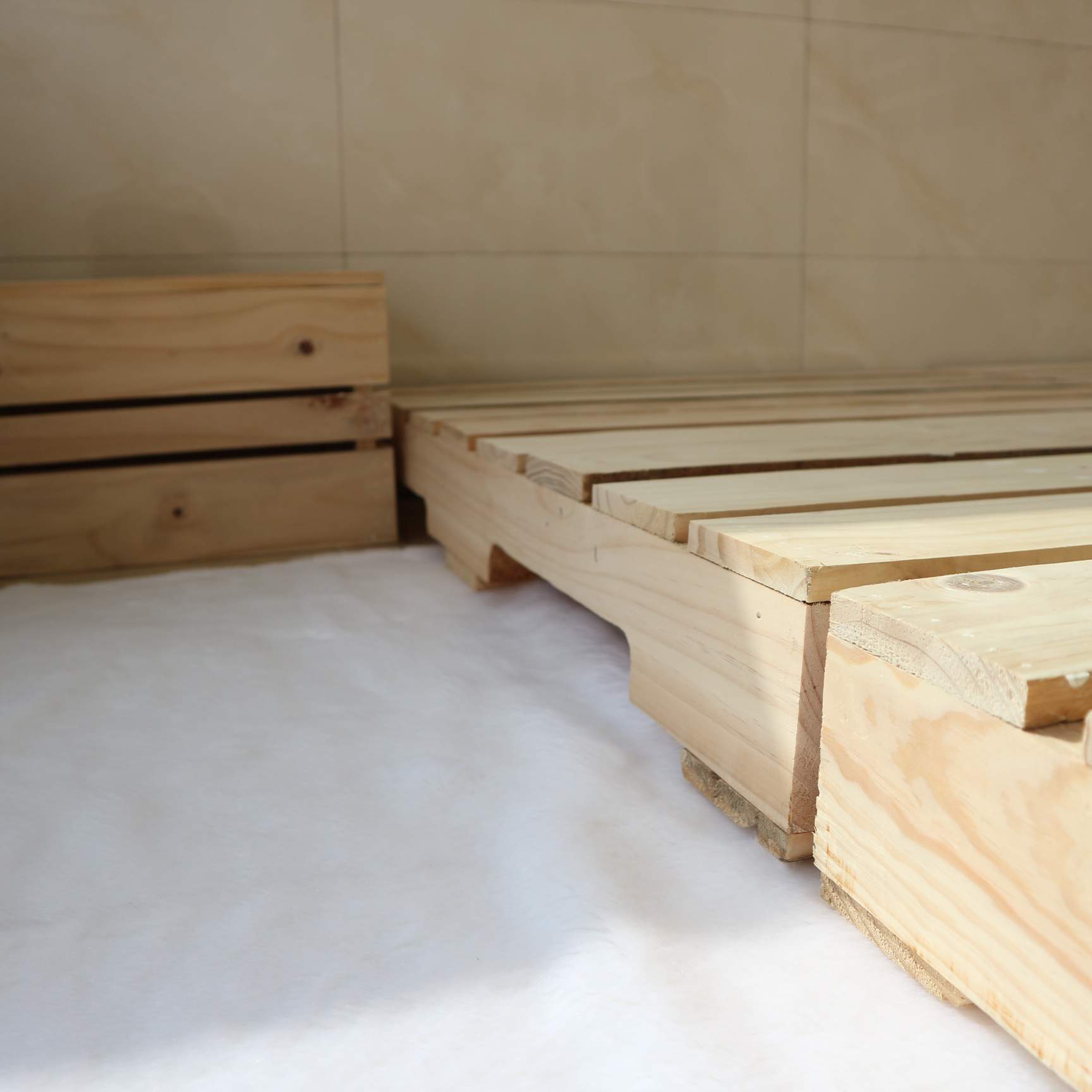 Giường Ngủ Pallet Gỗ Thông Nhập Khẩu Chống Mối Mọt - Sang Trọng - Tiện Lợi