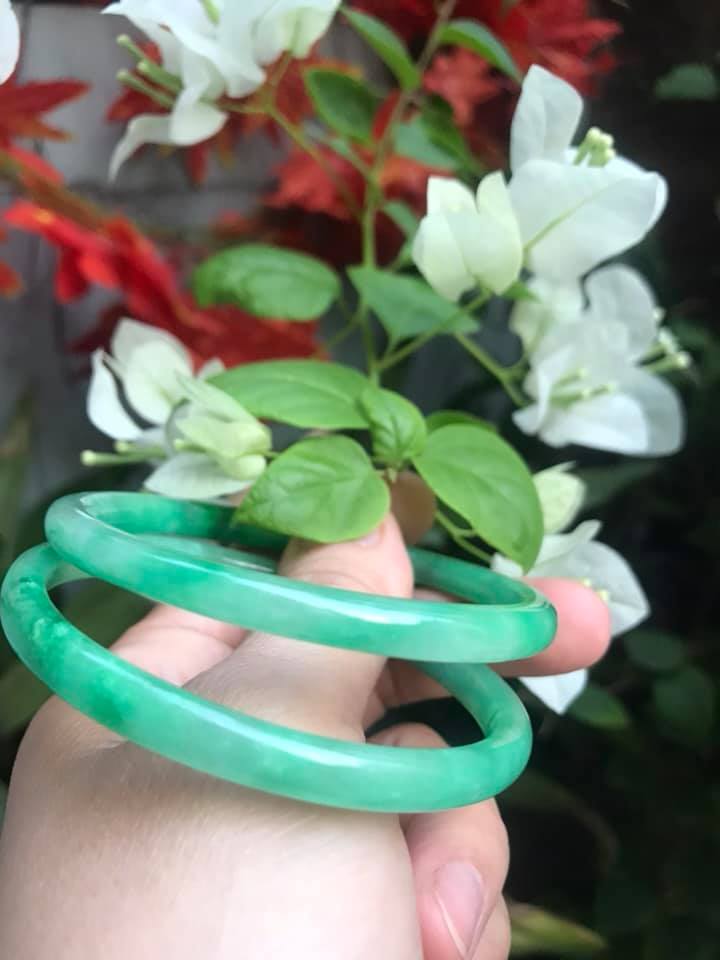 CẶP VÒNG TAY ĐÁ CẨM THẠCH TRÒN 58MM Vòng size 58mm x dầy 6mm x bên ngoài 71mm Chất liệu đá cẩm thạch XANH NGỌC TƯƠI BÓNG ĐẸP NỮ Mệnh MỘC HỎA 56kg - 67Kg ạ