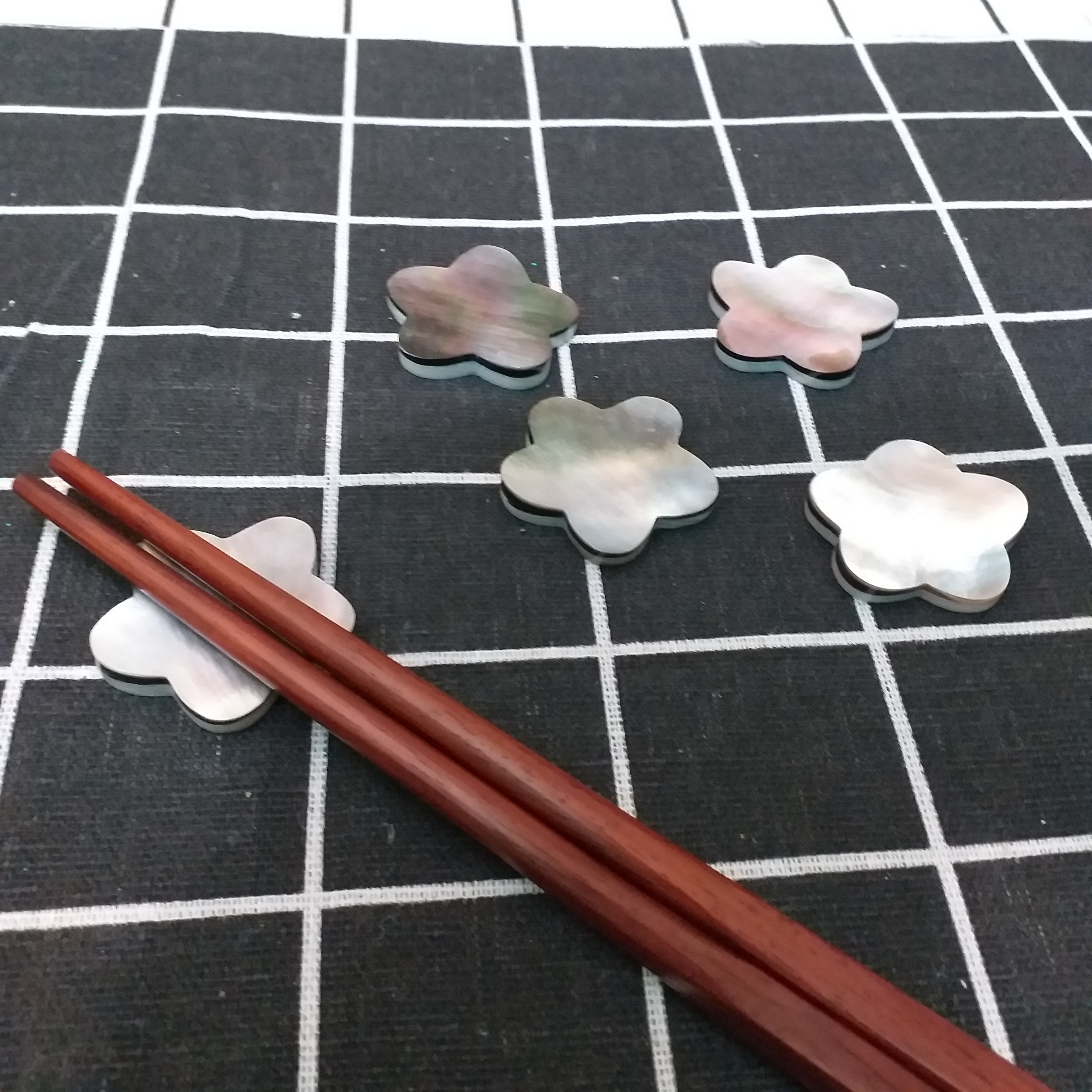 Bộ 5 chiếc Gác đũa Xà Cừ Xác đen hình Hoa 5 cánh 3,5cm - Phụ kiện giúp bàn ăn sang trọng