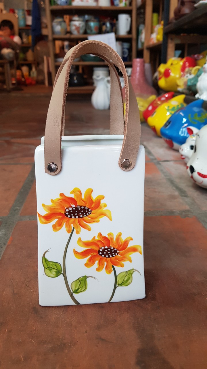 Bình hoa gốm mẫu túi xách hoa hướng dương dạng cao và ngang, gốm Bát Tràng. Dùng cắm được hoa giả lẫn hoa tươi decor. Giao từ HCM