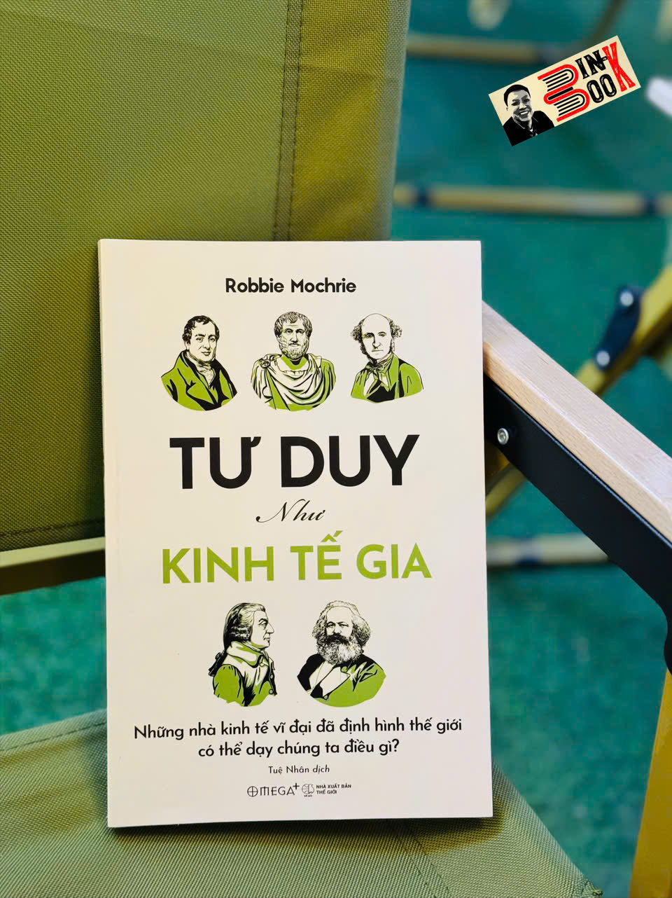 TƯ DUY NHƯ KINH TẾ GIA – Những Nhà Kinh Tế Vĩ Đại Đã Định Hình Thế Giới Có Thể Dạy Chúng Ta Điều Gì? - Robbie Mochrie - Tuệ Nhân dịch - Omega+