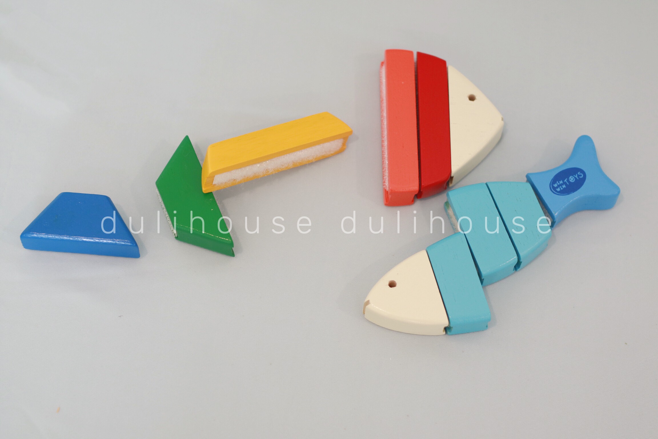 Đồ chơi gỗ cao cấp Bộ cắt 2 cá, hỗ trợ bé làm quen với các dụng cụ nhà bếp, khám phá các bộ phận động vật, nhận biết màu sắc & rèn luyện lực cơ cánh tay - Sản xuất tại Việt Nam