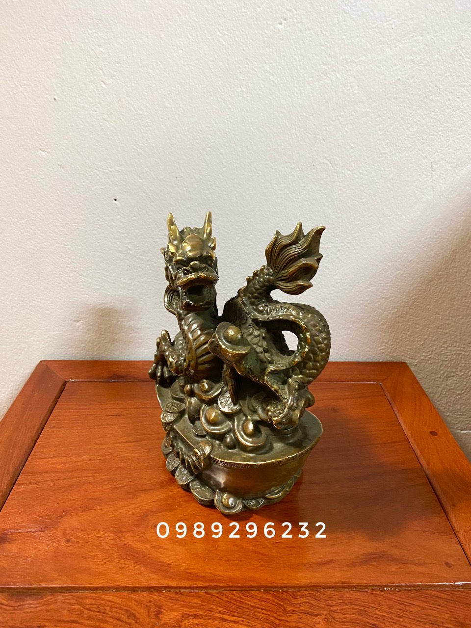 Tượng Rồng Cuộn trên thỏi vàng bằng đồng