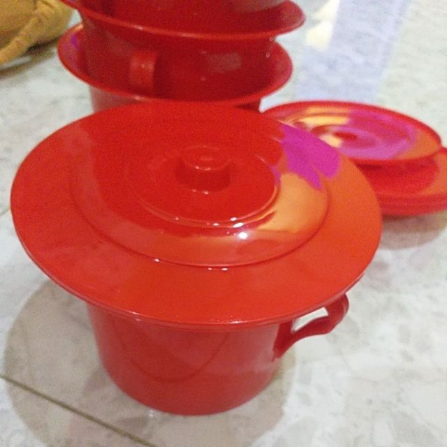 Bô vệ sinh tròn bằng nhựa có tay cầm và nắp đậy