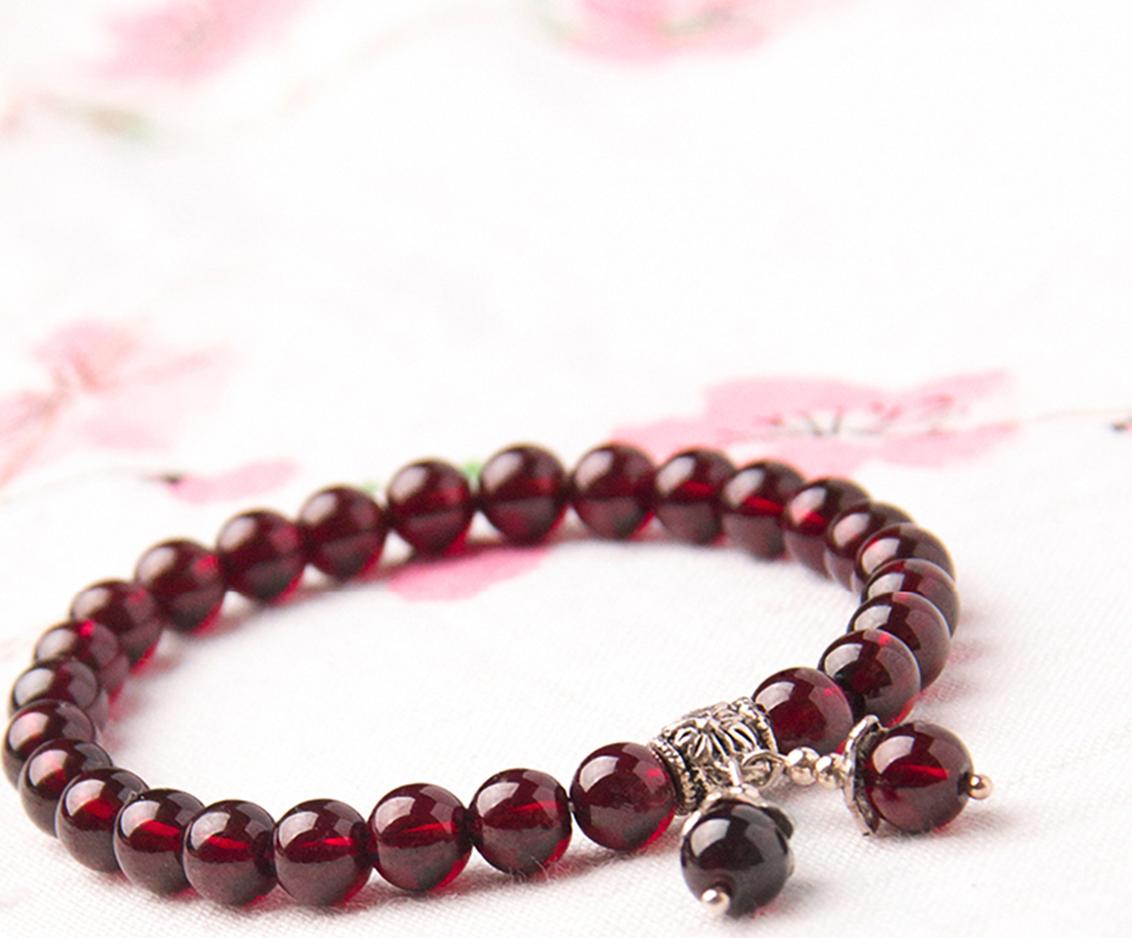Vòng tay đá Garnet phối hạt đôi treo mệnh hỏa, thổ - Ngọc Quý Gemstones