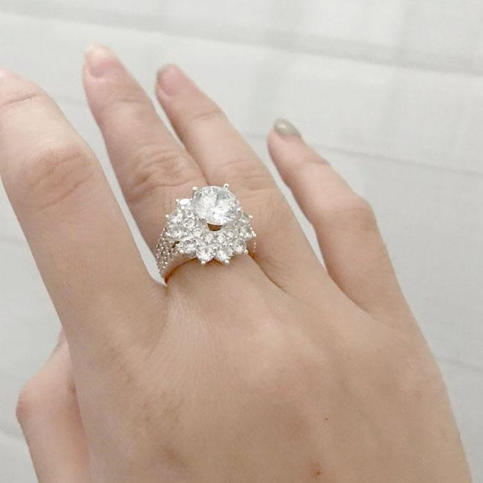 Nhẫn nữ Bạc Quang Thản thiết kế ổ cao kết đá trắng xung quanh, phong cách thời trang phù hợp với mọi lứa tuổi - QTNU68