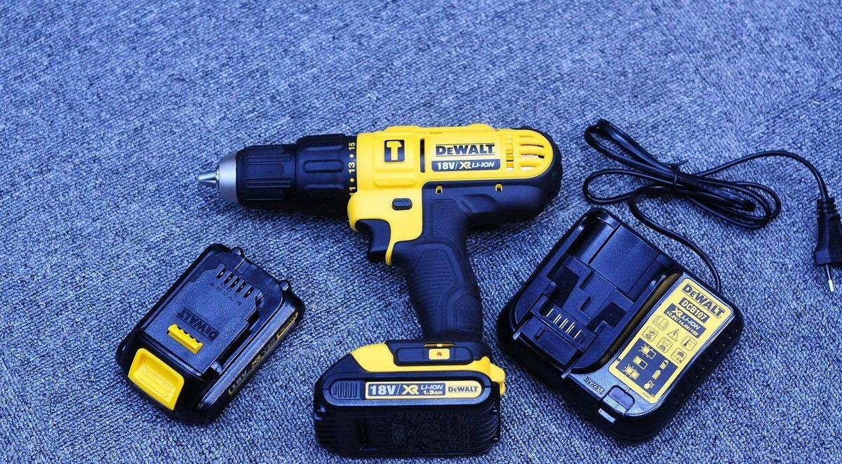 MÁY KHOAN, VẶN VÍT DÙNG PIN 18V 13MM 300W DEWALT DCD776C2A-B1- HÀNG CHÍNH HÃNG