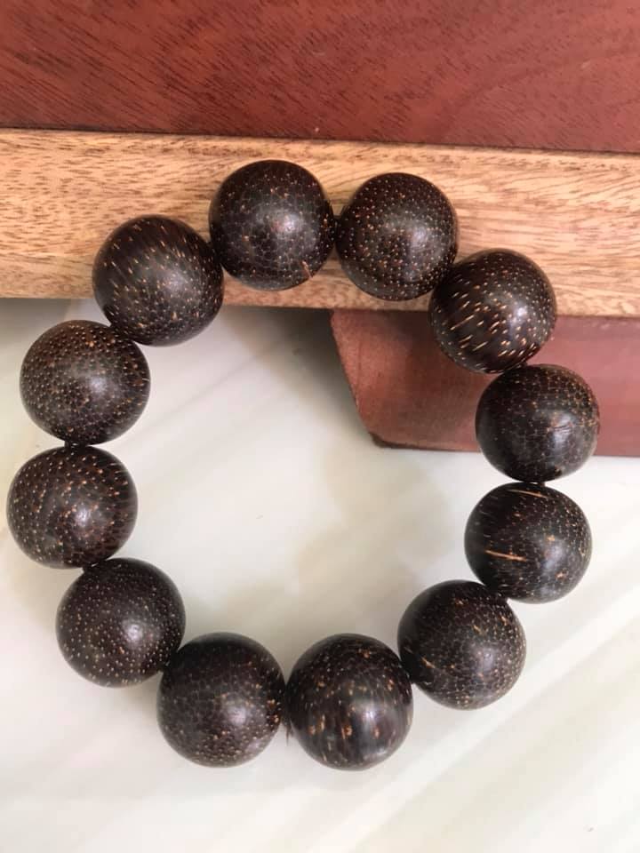 VÒNG ĐEO TAY NAM CHÂT LIỆU GỖ TRẦM HƯƠNG THƠM NHẸ SIZE TO 20mm ĐẸP LẮM LUÔN MÀU GỖ TỰ NHIÊN BÔNG BÔNG ĐẸP SANG Ạ