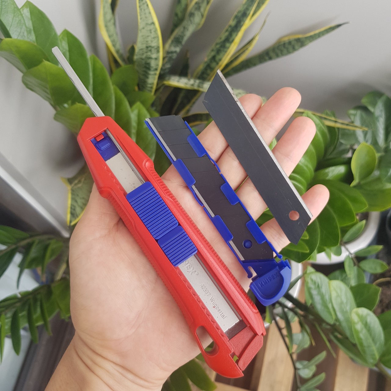 Dao Rọc Knipex CutiX Có Sống Lưng Cứng Cáp 90 10 165 BK