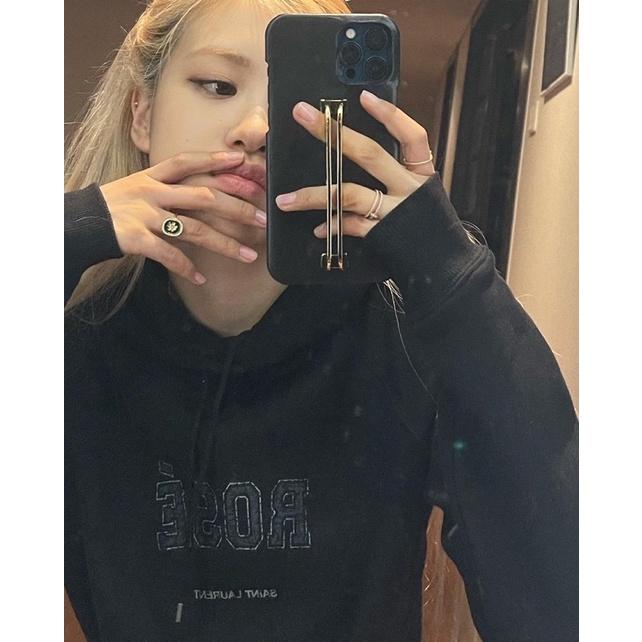 Áo hoodie đen in chữ Rosé BLACKPINK