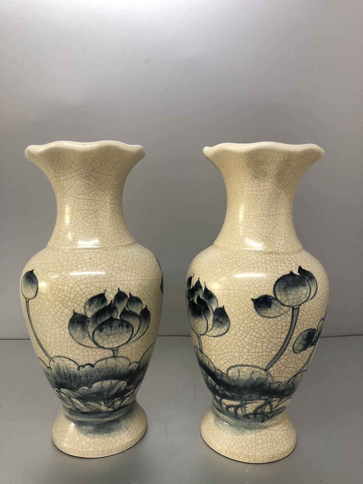 Đôi Lọ hoa men rạn vẽ sen , mẫu cổ loe