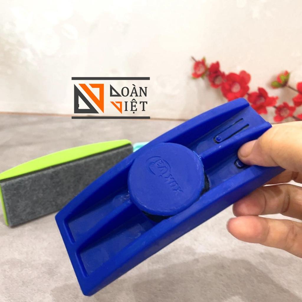 DỤNG CỤ LAU BẢNG TRẮNG CÓ TAY CẦM NHỰA - lớp lõi xốp dày cùng bề mặt sợi mịn giúp lau sạch bóng, không để lại vết nhoè.