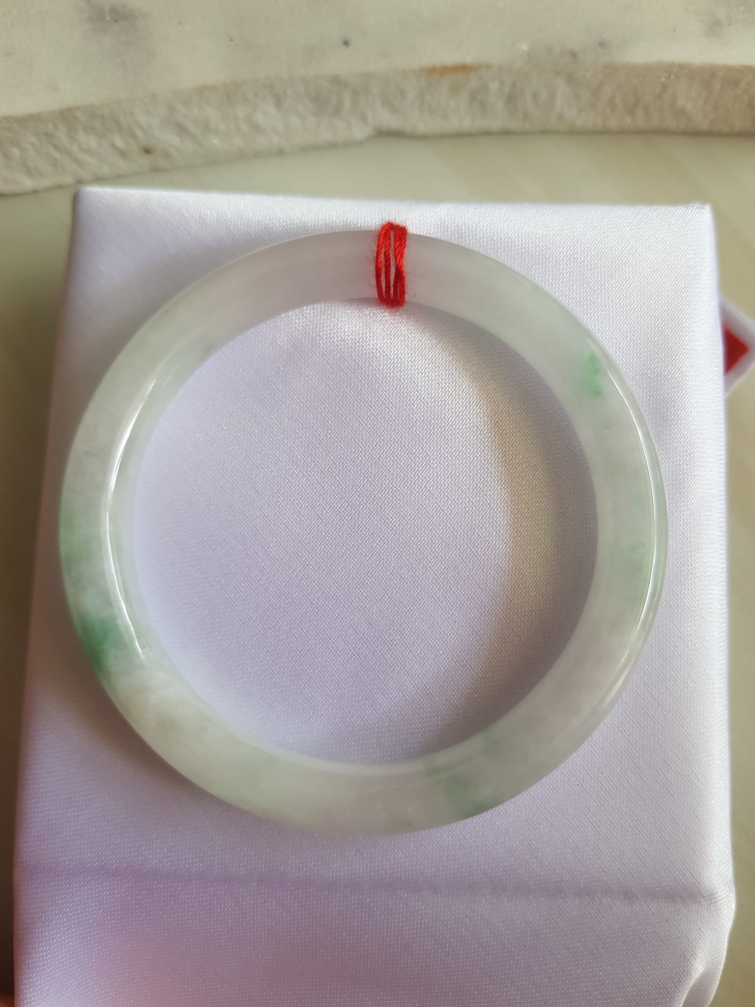 Vòng đeo tay Nữ đá cẩm thạch tự nhiên T Lý Size 49mm x cọng 7mm Màu trắng sáng bóng xanh lý 3 chỗ đều quanh vòng rất đẹp Nữ cân Nặng 40kg-49kg đeo đẹp ạ