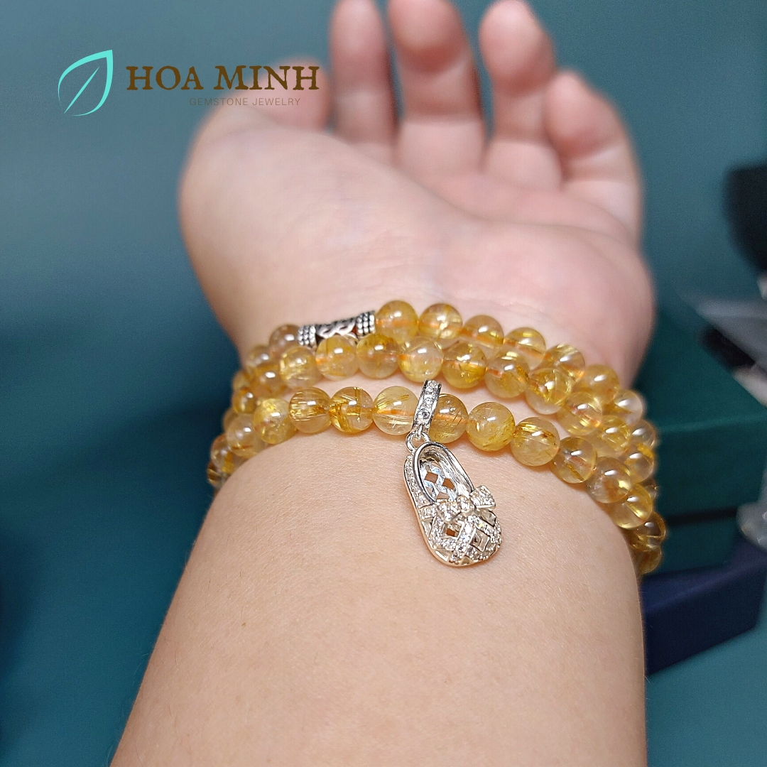 Vòng tay Thạch Anh Tóc Vàng thiên nhiên 6 li VIP quấn 3 vòng phối charm chiếc giày búp bê bạc ta chuẩn, hợp mệnh Kim Thổ
