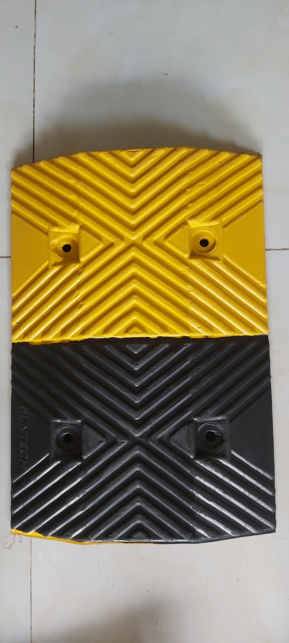 Gờ Giảm Tốc Cao Su Cao 5cm x Rộng 35cm x Dài 50cm có đủ phụ kiện