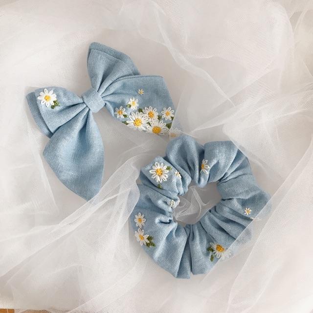 Nơ và scrunchies linen xanh da trời thêu cúc hoạ mi