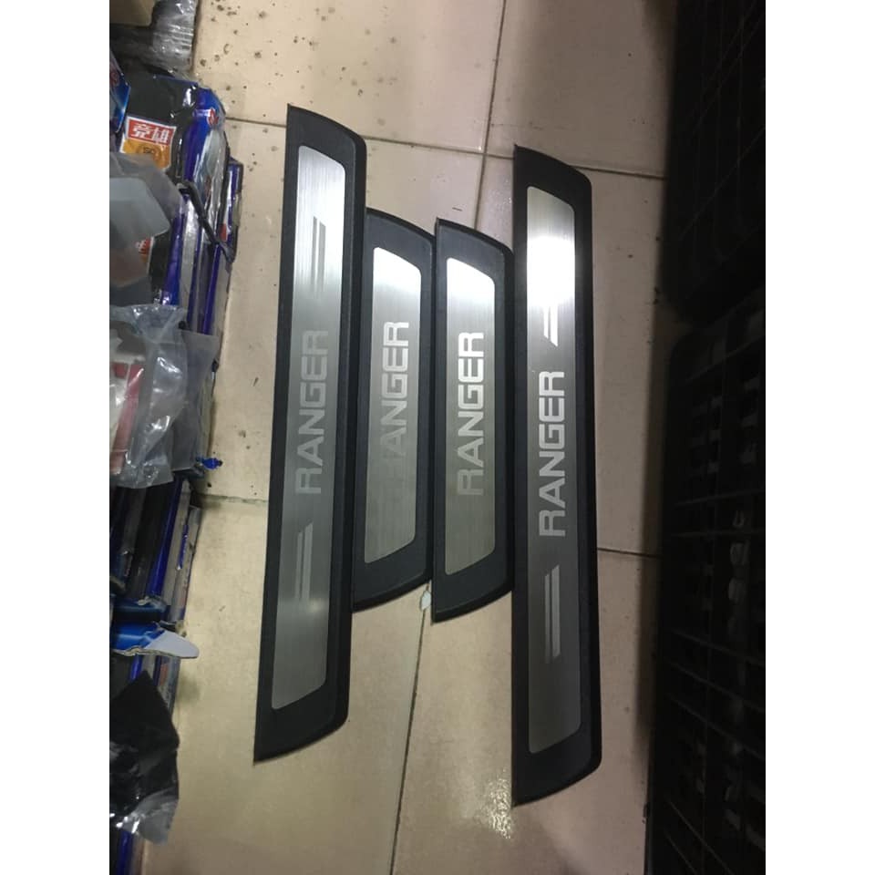 ỐP BẬC CHÂN NGOÀI NHỰA ĐEN FORD RANGER 2015-2021, nhựa đen siêu đẹp
