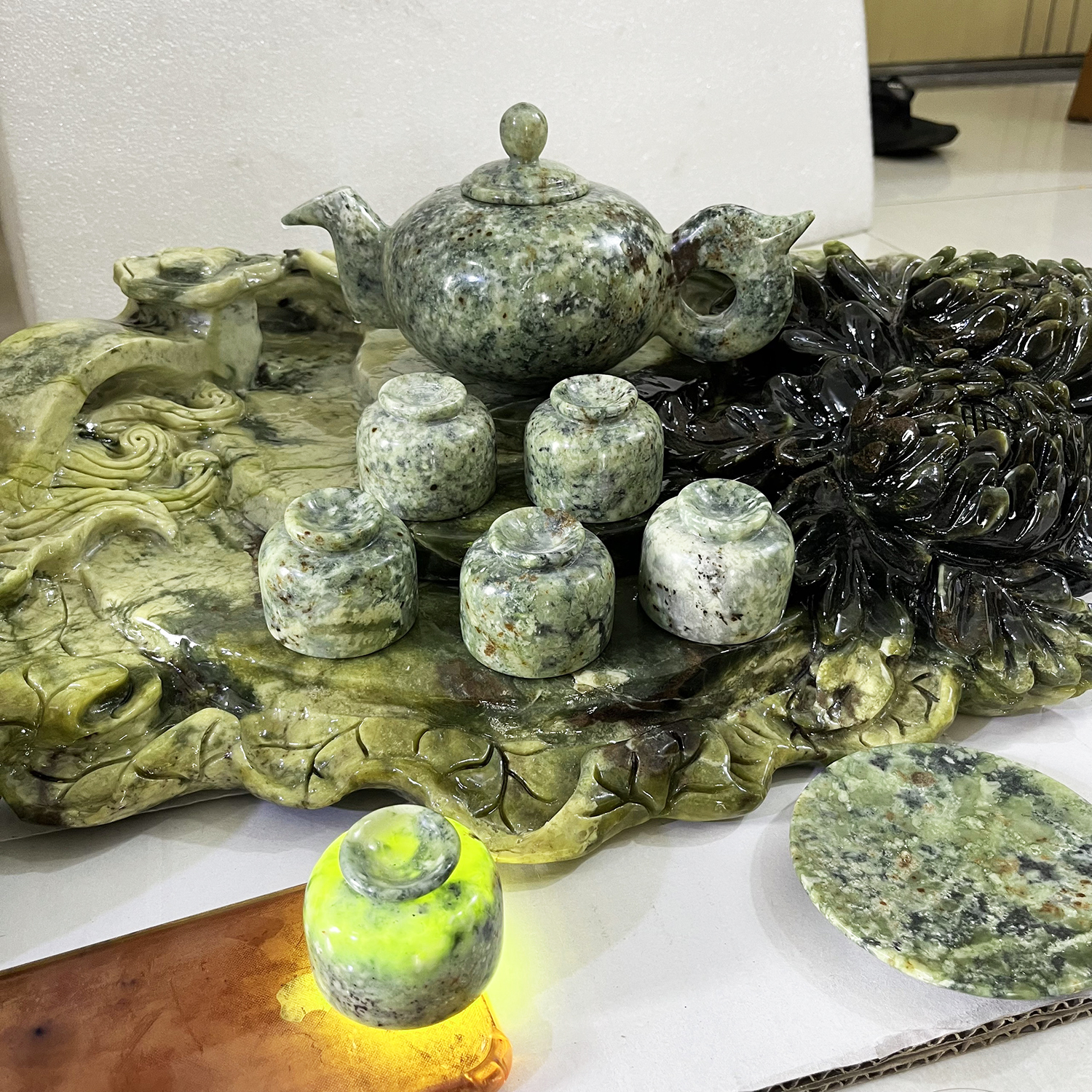 Bộ ấm pha trà, bộ ấm trà ngọc serpentine từ đá ngọc tự nhiên đục và tạc tạo thành khay HOA CÚC rộng 60cm cao 20 nặng 39 kg đá tự nhiên