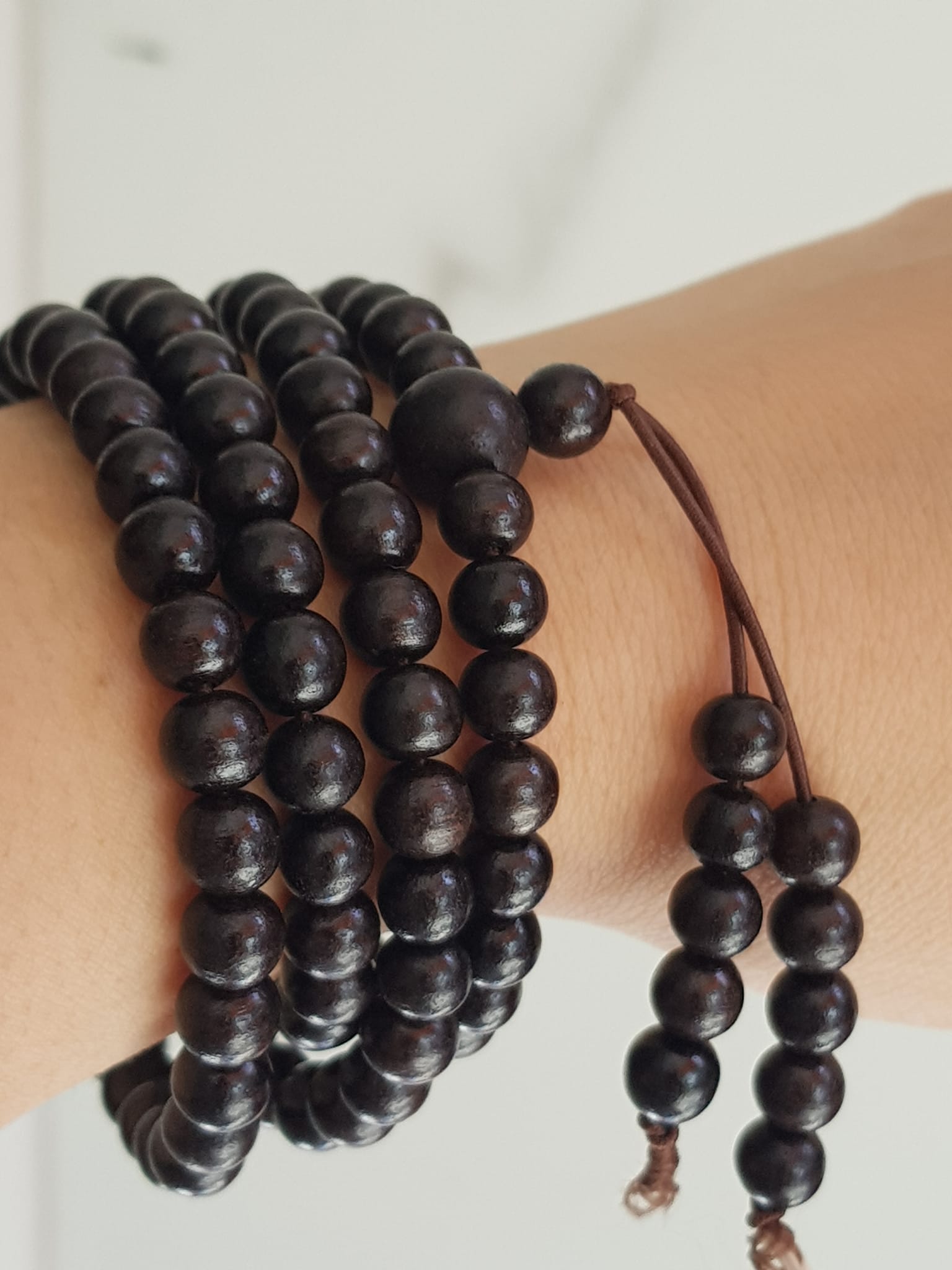 Vòng tay gỗ trầm hương đen nâu Size vòng 7mm thơm nhẹ kiểu quấn tay Anh Chị đeo kiểu quấn tay Đeo tay mình hay đeo 1 Cặp rất dễ thương ạ