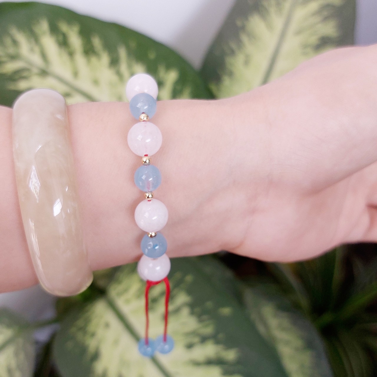 Vòng tay Nữ phong thủy đá mã não trắng mix đá Aqua và bi bạc dễ thương