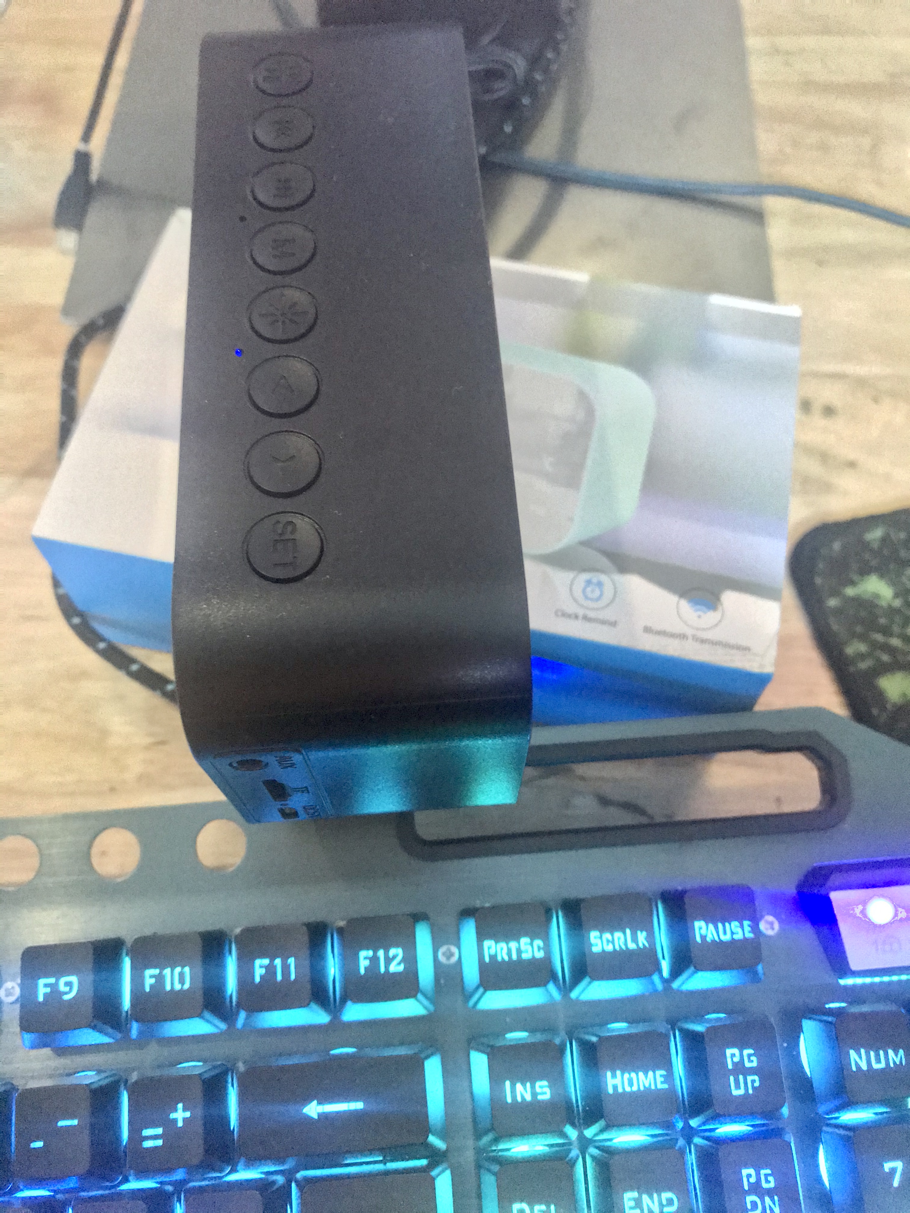 Đồng Hồ Kiêm Loa Bluetooth G10 Mặt Gương Hiển Thị Đèn Led (Có giá đỡ điện thoại)