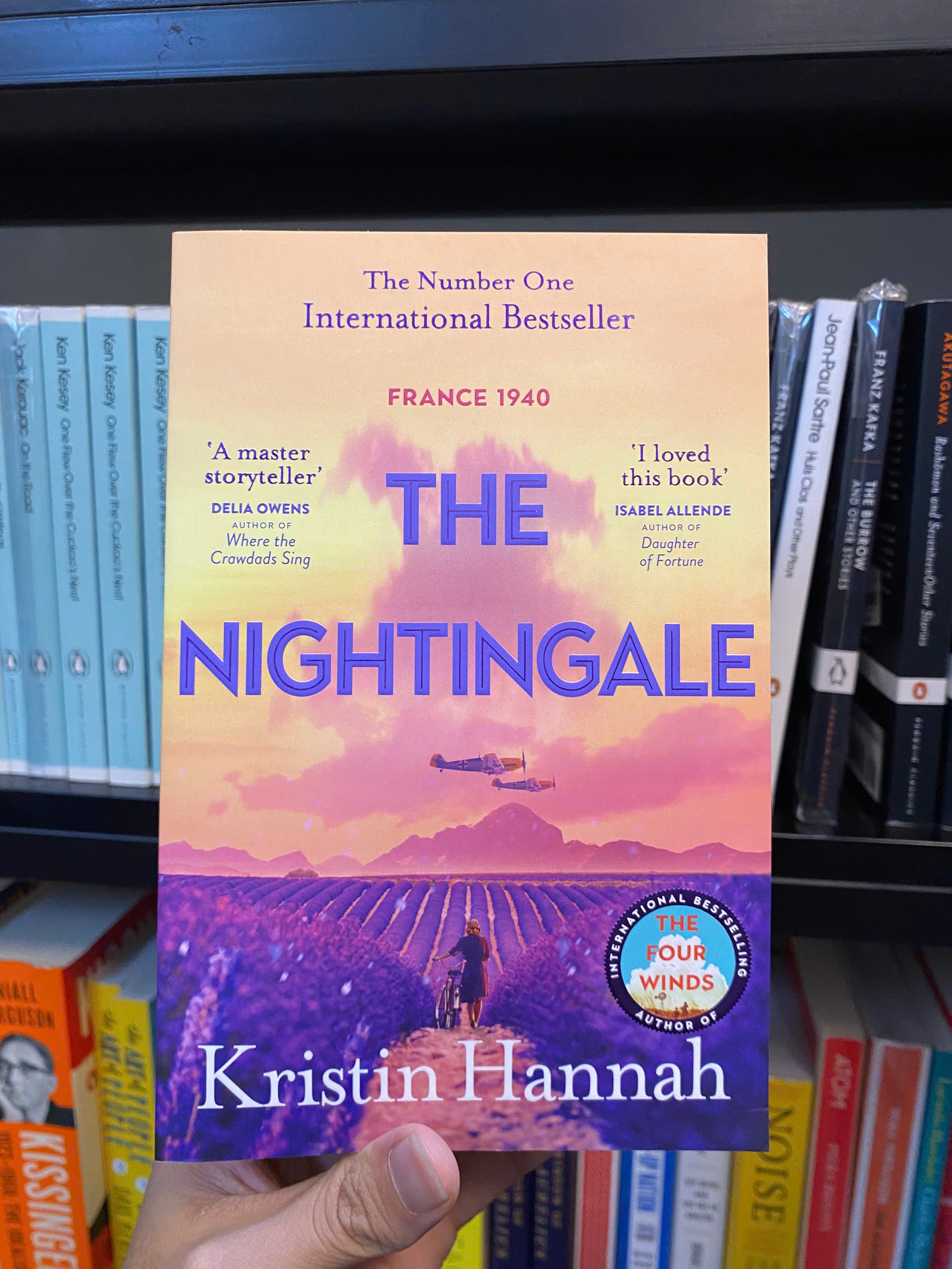 Sách - The Nightingale by Kristin Hannah / Historical Literature &amp; Fiction / Tiểu thuyết tiếng Anh