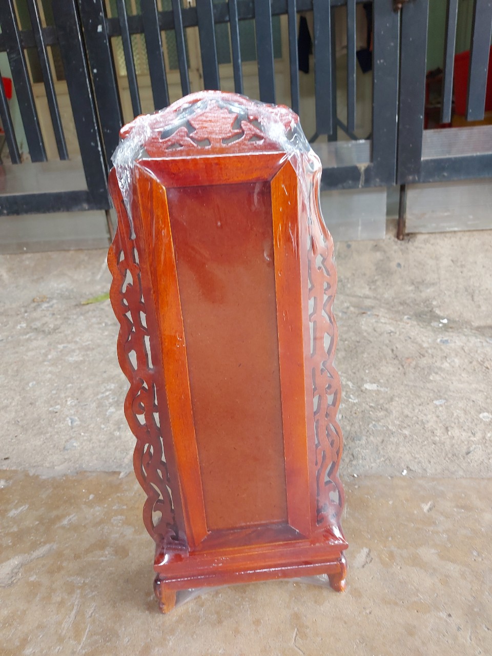Bài vị để bàn thờ gia tiên viền hoa gỗ tràm cao 48 cm