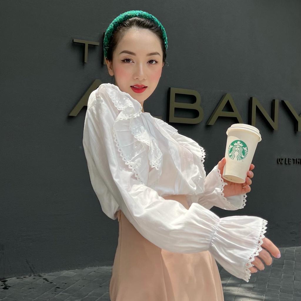 KIOBI - Áo kiểu Ninara form suông rộng, cổ tròn, tay phồng nhún bèo, bèo ngực viền ren, vải tơ mịn trắng - KIA224346T
