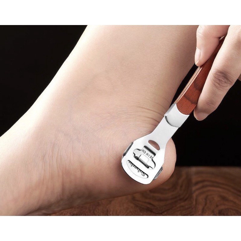 Bộ dụng cụ chà gót chân ,làm sạch da chết kèm lưỡi dao cạo và hộp đựng thiếc xinh xắn