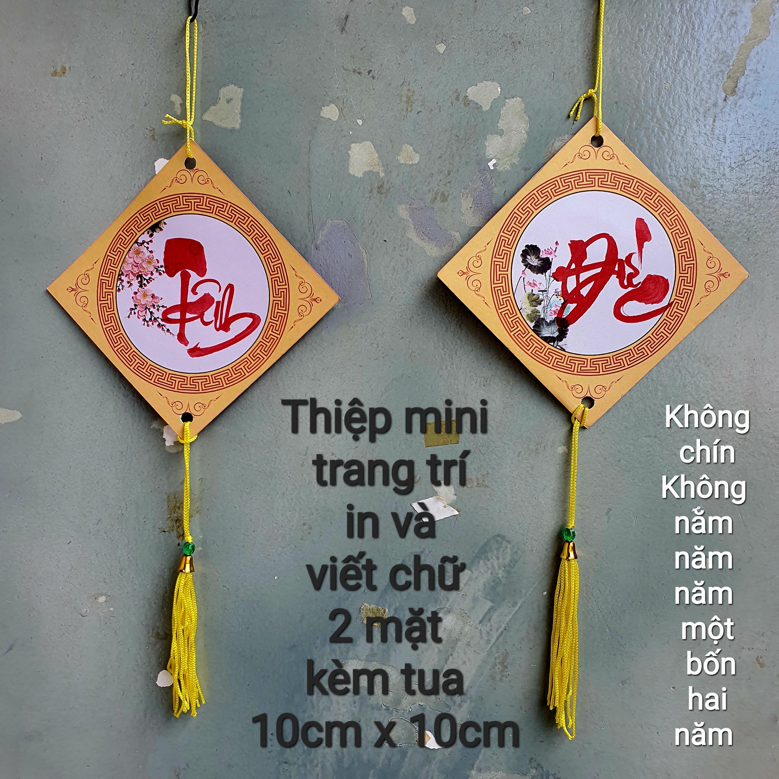 10 Thiệp mi ni treo trang trí tết in viết chữ 2 mặt kèm tua. 10cm x 10cm.