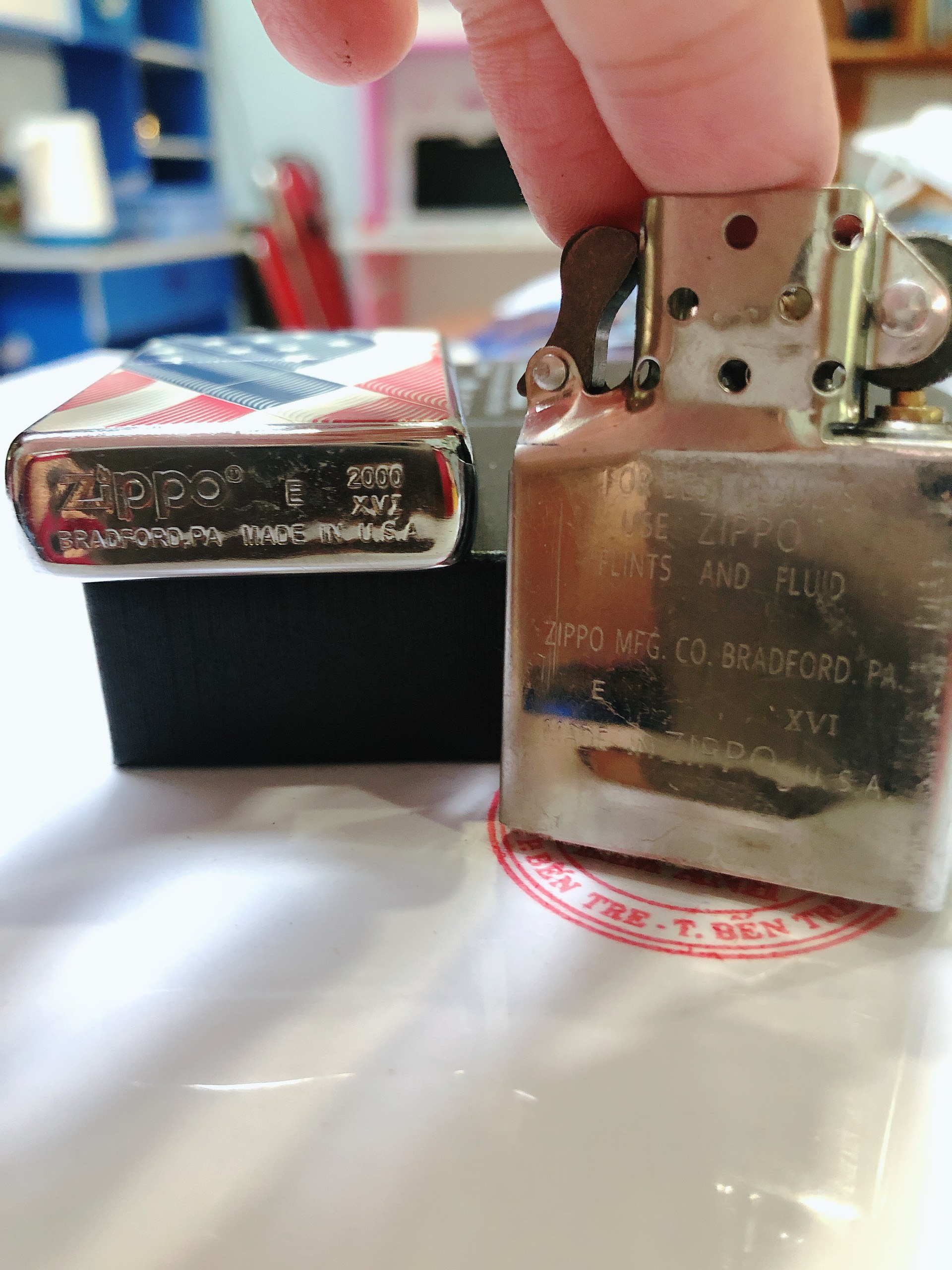 Bật Lửa Zippo La mã mẫu Bạc Xước in sơn hoạ tiết Lá Cờ Mỹ, Vỏ Đổng, CÓ TEM ĐỎ