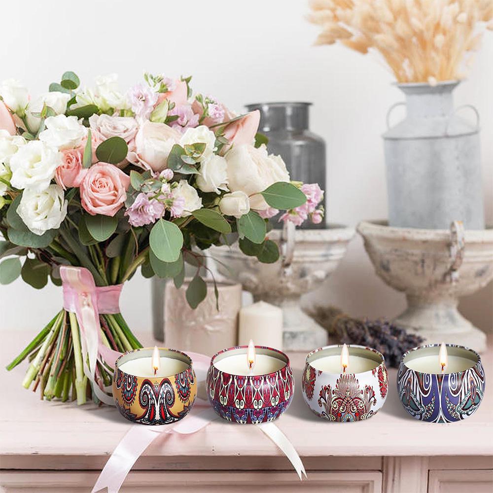 Nến thơm bằng sáp đậu nành với 4 hương thơm nhẹ nhàng và yên bình bao gồm Oải hương, Hoa nhài, Cây dành dành và Vani.