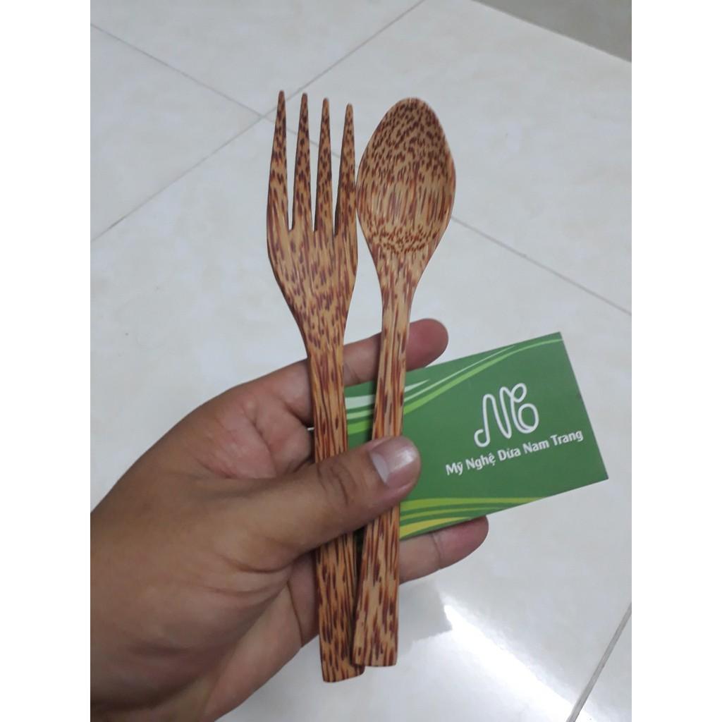 Nĩa gỗ dừa 4 chấu dùng cho nhà hàng
