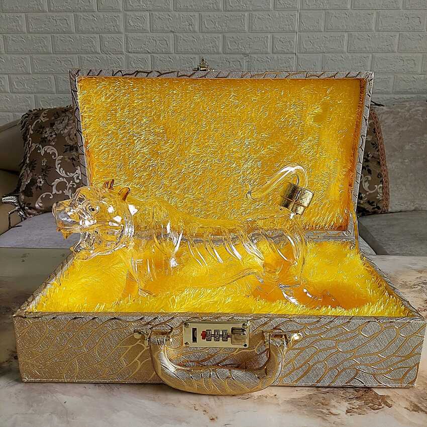 Bình đựng rươu thủy tinh 1 lít mẫu Con Hổ kèm Vali da cao cấp màu vàng ánh kim – Chai đựng rươu 1000ML – Món quà tân gia, sinh nhật, quà biếu lễ tết ý nghĩa (E9)