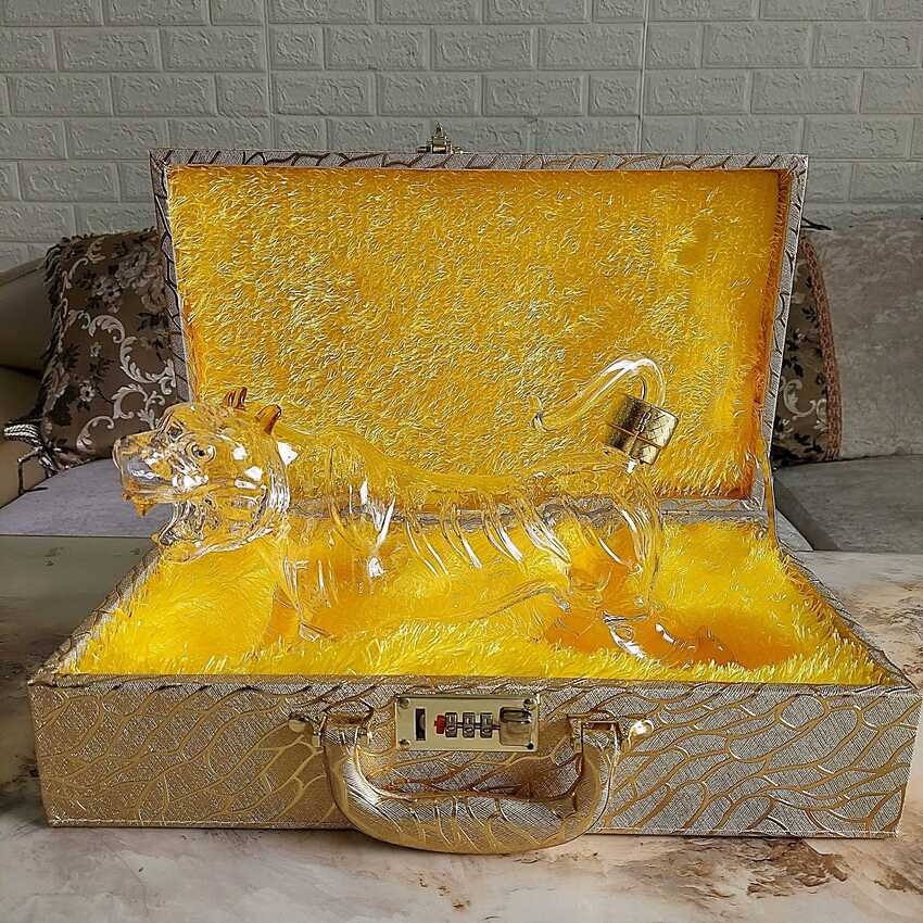 Bình đựng rượu thủy tinh 1 lít mẫu con hổ kèm vali da cao cấp màu vàng ánh kim – Chai đựng rượu 1000ML làm quà tân gia, sinh nhật