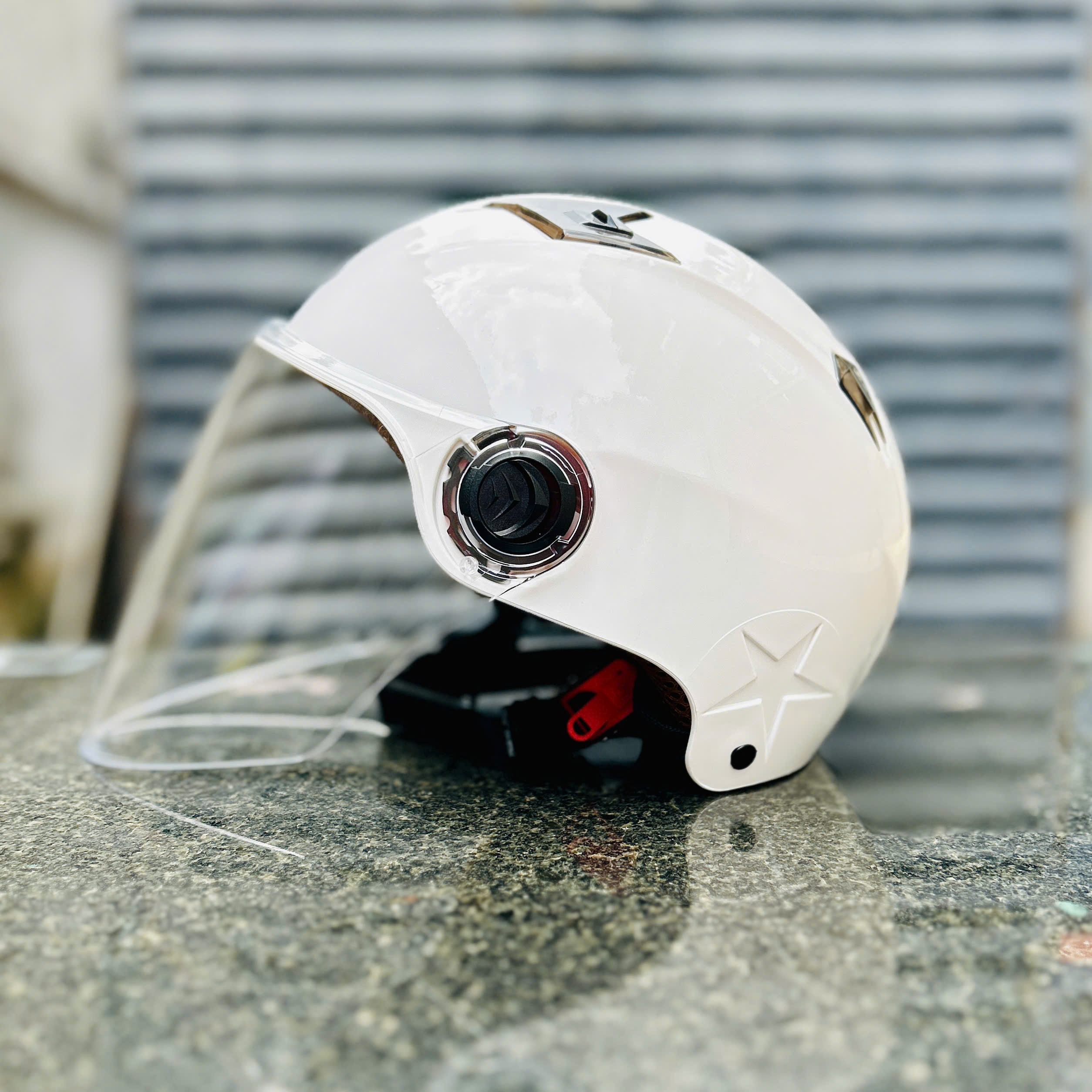 Mũ bảo hiểm xe máy 1/2 Rona R9K có kính dài màu trong