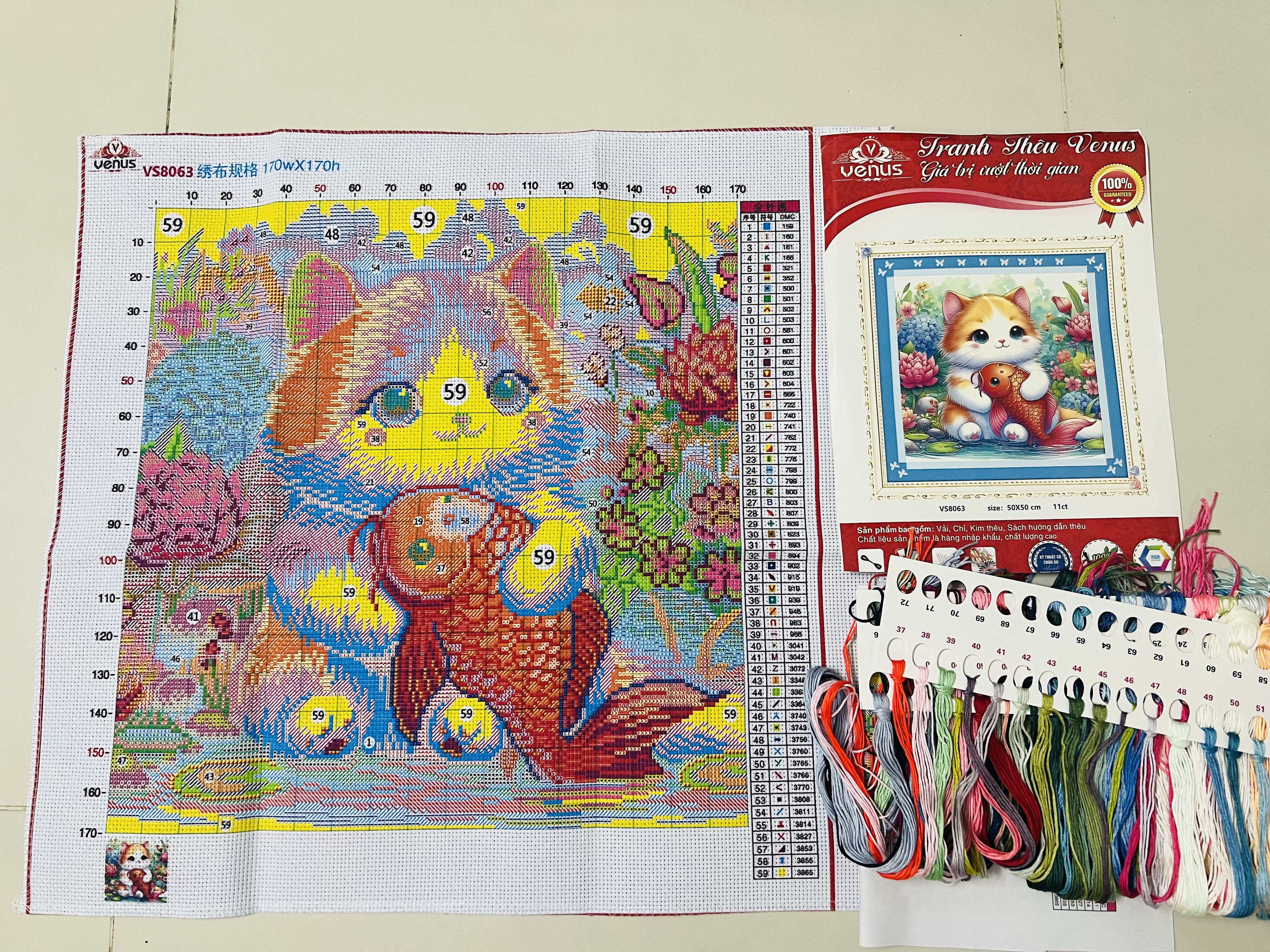 Tranh thêu chữ thập Mèo ôm cá vs8063, kích thước 50 x 50 cm