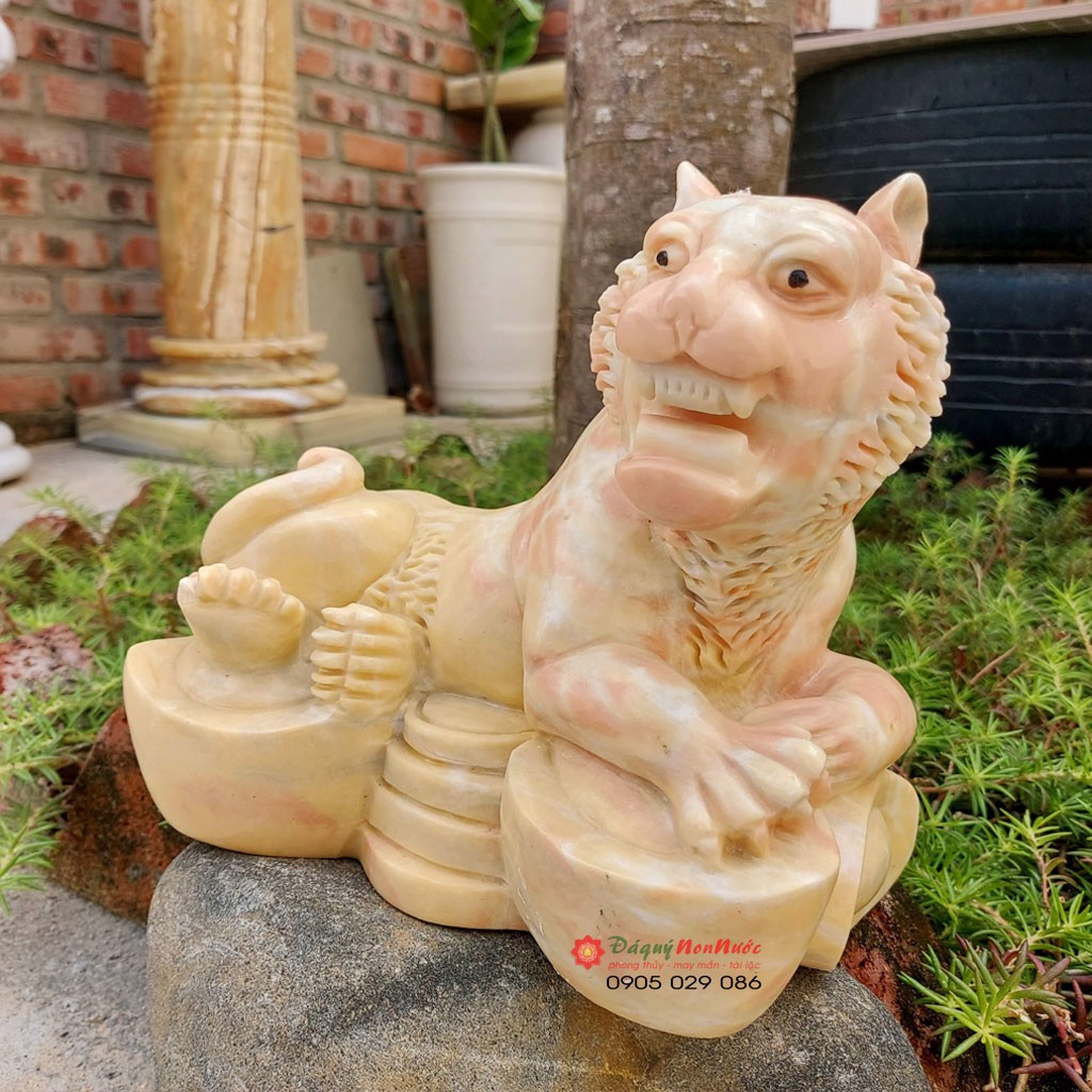 Tượng cọp nằm thỏi vàng 12 con giáp phong thủy đá cà rốt 20cm đá Non Nước