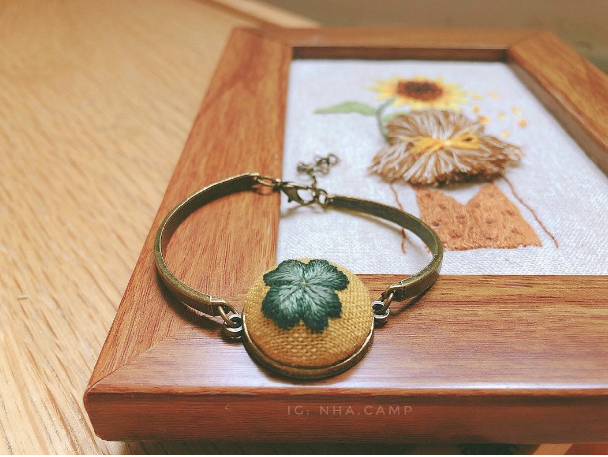 Vòng tay thêu cỏ ba lá