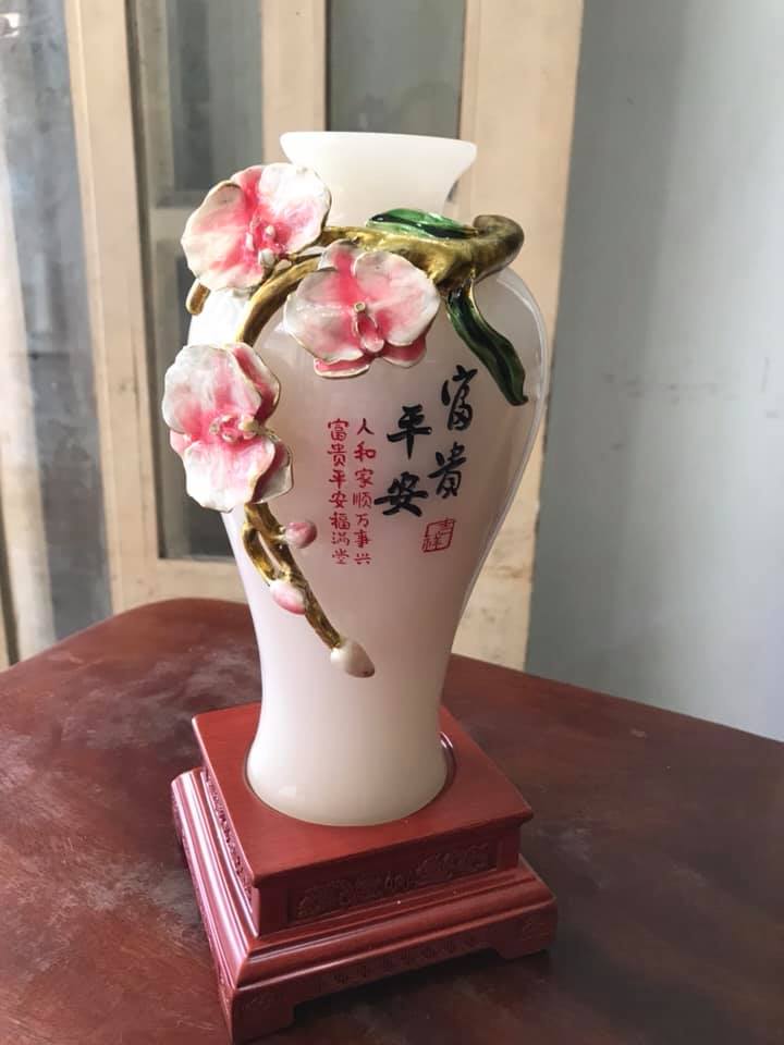 CHIẾC BÌNH PHÚ QUÝ TRẮNG TINH TRẠM CÀNH HOA ĐÀO ĐẦY BÔNG QUÁ ĐẸP SIZE VỪA CAO 28CM X ĐK 12CM ĐẾ GỖ TRƯNG TRONG NHÀ CÔNG TY BIỂU TƯỢNG CHO SỰ BÌNH AN GIÀU SANG PHÚ QUÝ HỢP MỆNH KIM MỆNH THỦY