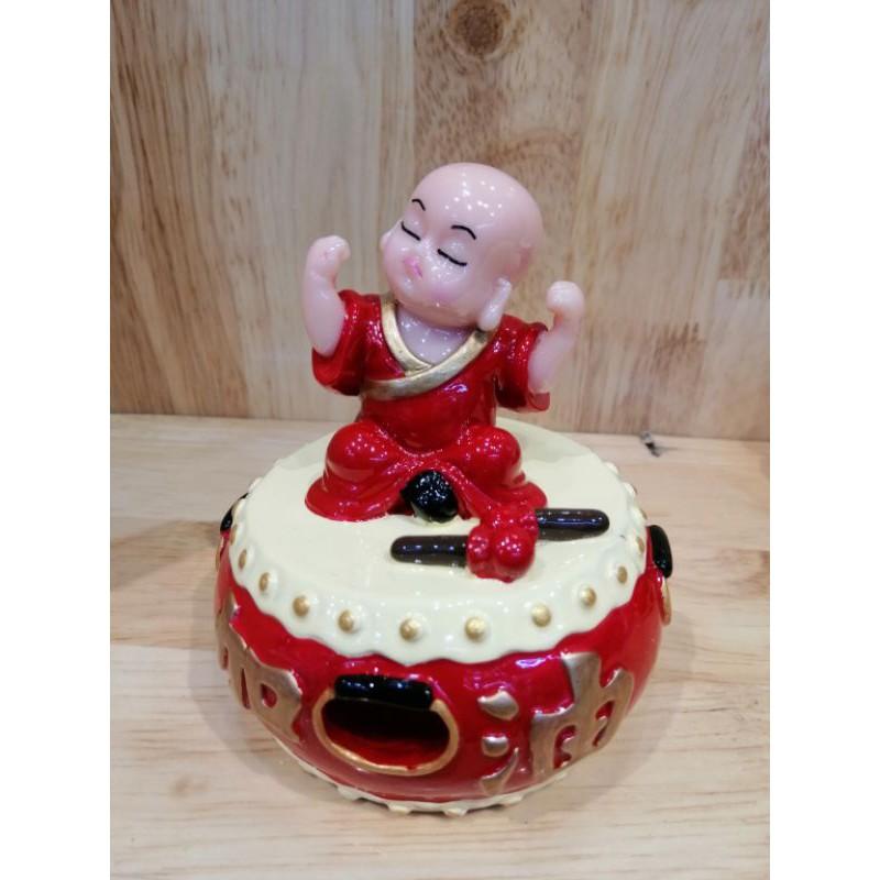 TƯỢNG CHÚ TIỂU NGỒI TRỐNG DỄ THƯƠNG