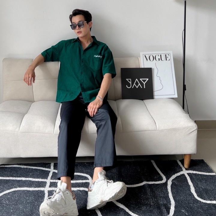 Áo sơ mi xanh lá thêu hình mặt trước với mặt sau rất đẹp,chất liệu vải lụa mango dày dặn , không nhăn , vải rất mượt tay