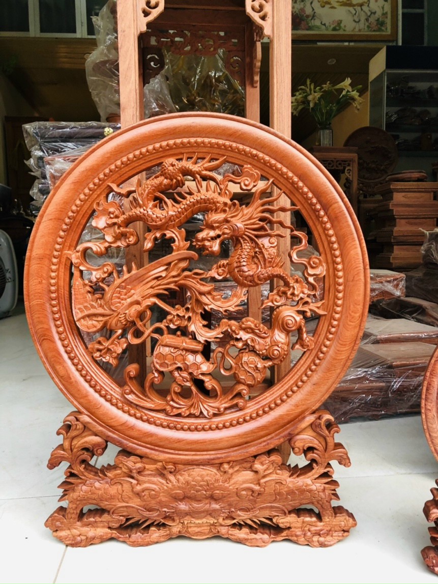 ĐĨA TRANH TRÍ PHONG THỦY TRẠM KHẮC TỨ LINH BẰNG GỖ HƯƠNG ĐÁ KT MẶT TRÒN 45×4CM
